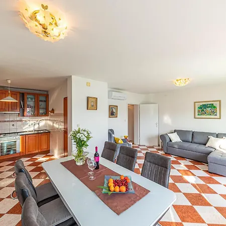 Beautiful In Okrug Gornji With Wifi Casa vacanze