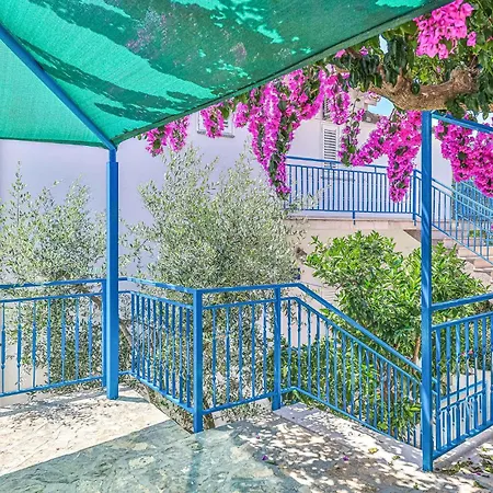 Beautiful In Okrug Gornji With Wifi Traù